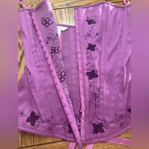 Charlotte Russe Plum Corset Top with Embroidery - Picture 3 of 9